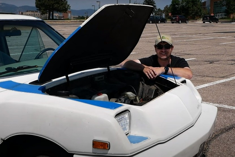 Theo video của “Aging Wheels” và phản ứng của người dẫn khi lái xe, UnCar có vẻ như mang lại trải nghiệm khá thú vị, đặc biệt là khi nó một chiếc xe điện ra đời ở một thời điểm không ai biết đến. Chiếc xe có trang bị mô tơ điện 32 mã lực từ General Electric và chạy bằng hộp số sàn 4 cấp Volkswagen Fox. Nguồn năng lượng đằng sau tất cả những trang bị thú vị này là 16 cục pin 6 volt chạy nối tiếp, cũng cấp điện cho cả bộ điều khiển (chế tạo riêng bởi Shunjiro Ohba của công ty Soleq).