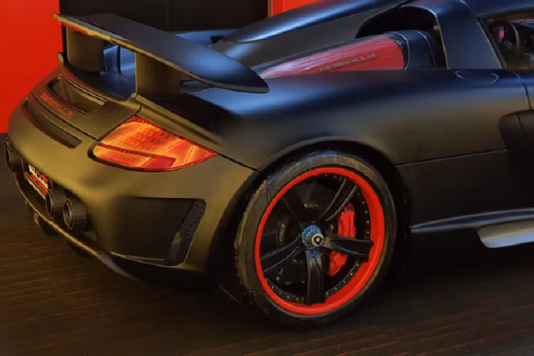 Về sức mạnh, Gemballa đã chọn giữ nguyên bản động cơ V10 5.7L đặc trưng của Carrera GT. Hãng chỉ thay đổi duy nhất hệ thống ống xả mới giúp nâng công suất lên đến 645 mã lực và 630 Nm mô-men xoắn cực đại.