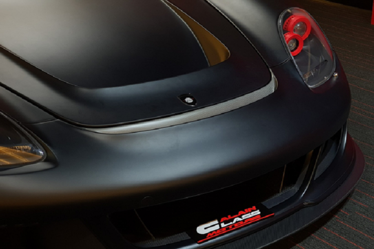 Chiếc Gemballa Mirage GT hàng hiếm trong bài được mở bán bởi đại lý Alain Class Motors ở Dubai, được coi là một trong những đại lý siêu xe hàng đầu trên thế giới. Chiếc Mirage GT được hoàn thiện trong màu sơn nhám, nổi bật với một loạt các điểm nhấn màu đỏ bắt mắt bao gồm vòm mâm xe, kẹp phanh, đèn pha và nắp che động cơ.