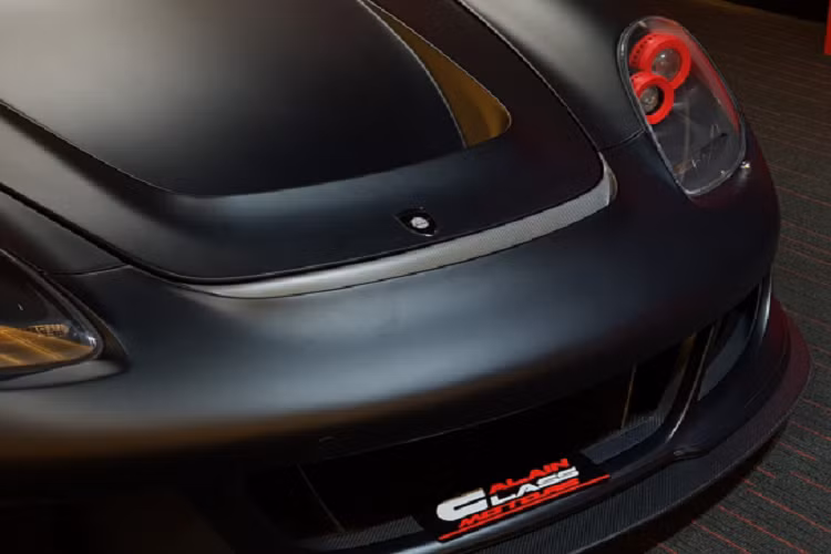 Chiếc Gemballa Mirage GT hàng hiếm trong bài được mở bán bởi đại lý Alain Class Motors ở Dubai, được coi là một trong những đại lý siêu xe hàng đầu trên thế giới. Chiếc Mirage GT được hoàn thiện trong màu sơn nhám, nổi bật với một loạt các điểm nhấn màu đỏ bắt mắt bao gồm vòm mâm xe, kẹp phanh, đèn pha và nắp che động cơ.