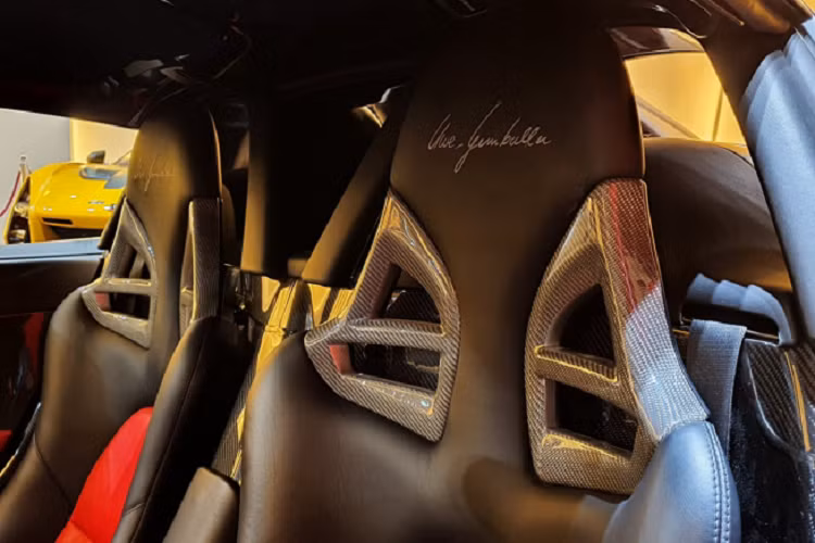 Xe có thể tăng tốc từ 0-100 km/h trong 3,7 giây trước khi đạt tốc độ tối đa 335 km/h.