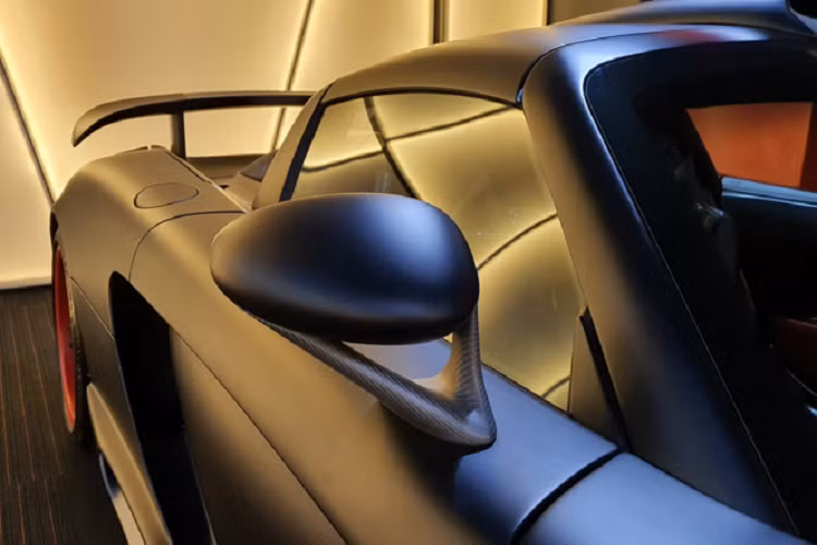 Ở bên trong cabin, chất liệu bọc da màu đỏ thể thao hơn được cung cấp cho nội thất của xe bao gồm ghế ngồi, vô lăng bọc da và táp pi cửa. Một số chi tiết đáng chú ý khác như trang trí bằng sợi carbon và bọc da đen.