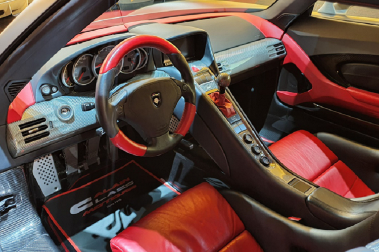 Theo đó, Mirage GT đã được trang bị rất nhiều chi tiết hàng thửa khiến chiếc xe nổi bật. Đặc biệt hơn, những chủ sở hữu của những chiếc siêu xe Mirage GT đều được phép cá nhân hóa theo sở thích của mình. Vì thế cho đến ngày nay không có chiếc Mirage GT nào giống chiếc nào.