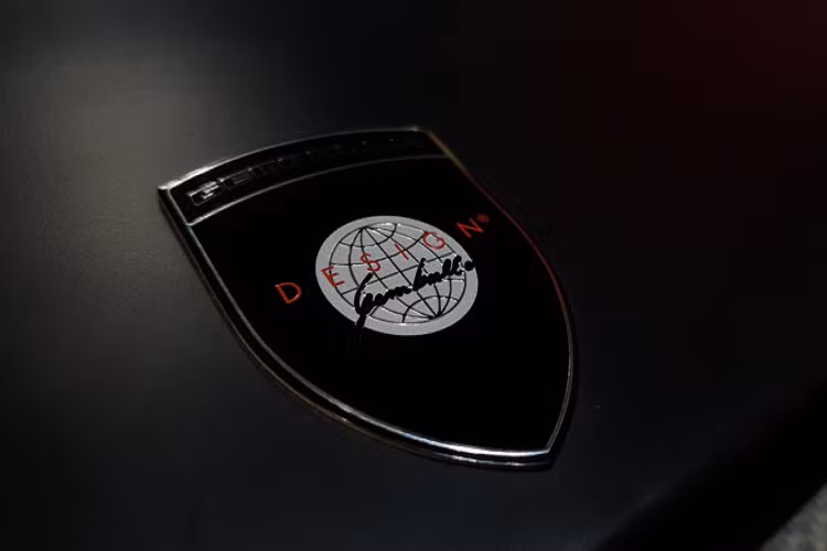 Trong quá trình tạo ra Mirage GT, Gemballa đã nâng cấp một cách toàn diện cho mẫu xe thể thao này. các thay đổi đáng chú ý bao gồm cản trước và sau làm mới. Gemballa cũng trang bị thêm líp hông, cánh gió sau lớn hơn và nắp động cơ thiết kế độc quyền.