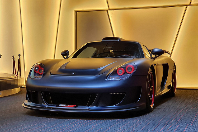 Vào thời điểm được giới thiệu, mẫu Porsche Carrera GT được xem là xe thể thao đường phố tốt nhất và đáng mua nhất mà hãng xe Đức từng tạo ra. Sản phẩm kinh điển này ngay lập tức nhận được nhiều lời tán thưởng từ các chuyên gia và nhanh chóng lọt vào mắt xanh của hãng độ Gemballa nổi tiếng của Đức để cho ra đời siêu phẩm Mirage GT.