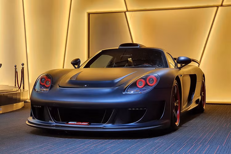 Vào thời điểm được giới thiệu, mẫu Porsche Carrera GT được xem là xe thể thao đường phố tốt nhất và đáng mua nhất mà hãng xe Đức từng tạo ra. Sản phẩm kinh điển này ngay lập tức nhận được nhiều lời tán thưởng từ các chuyên gia và nhanh chóng lọt vào mắt xanh của hãng độ Gemballa nổi tiếng của Đức để cho ra đời siêu phẩm Mirage GT.