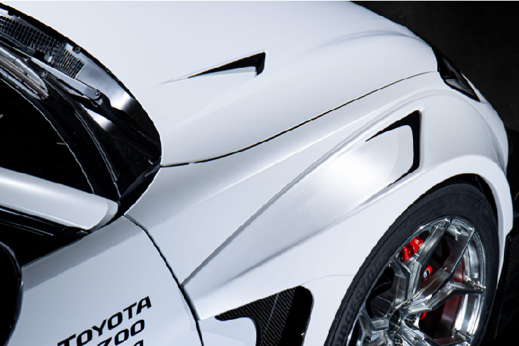 Vòm bánh xe mở rộng thêm 43 mm so với phiên bản GR 86 tiêu chuẩn, giúp tăng độ ổn định và cho chiếc xe vẻ ngoài hầm hố. Toyota GR 86 Gazoo Racing sở hữu phần ốp hông cùng hốc lấy gió vào vòm bánh sau. Đi kèm là bộ mâm đúc bằng hợp kim nhôm kích thước 19 inch mạ chrome. 