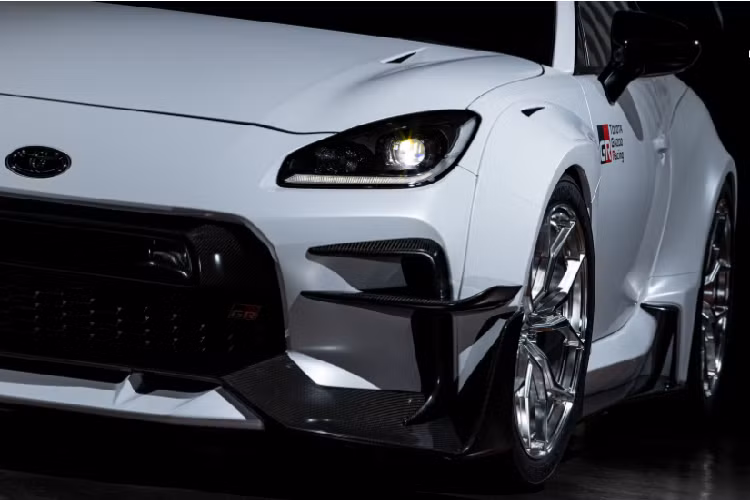 Việc thay đổi này làm tăng lực ép xuống mặt đường khi thi đấu. Đồng thời, các hốc gió giúp hướng luồng không khí vào động cơ hiệu quả. Vòm bánh xe cũng được trang bị các khe thoát gió, giúp quá trình tản nhiệt của hệ thống phanh tốt hơn, cũng như giảm bớt các luồng khí nhiễu động.