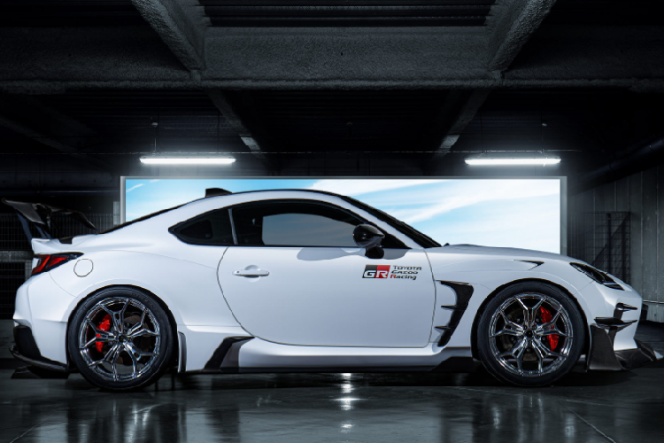 Cản sau cũng thể thao không kém với chi tiết khuếch tán gió và bộ ống xả kép. Ngoài ra bản độ Toyota GR 86 từ Gazoo Racing còn được trang bị cánh gió khí động học kích thước lớn bằng sợi carbon