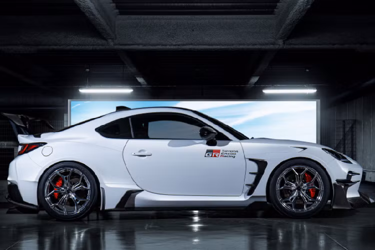 Cản sau cũng thể thao không kém với chi tiết khuếch tán gió và bộ ống xả kép. Ngoài ra bản độ Toyota GR 86 từ Gazoo Racing còn được trang bị cánh gió khí động học kích thước lớn bằng sợi carbon