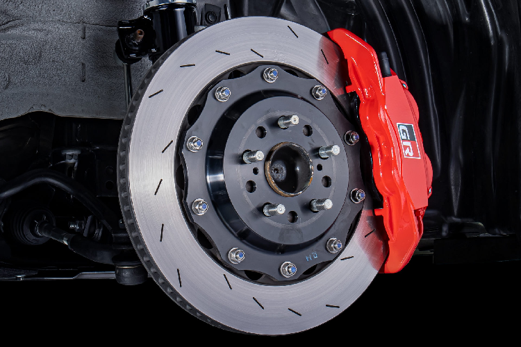 Cánh gió khí động học cỡ lớn được thay thế bởi cánh gió dạng đuôi vịt. Nội thất của xe được chăm chút hơn với nhiều chi tiết làm từ sợi carbon đánh mờ. Logo GR có thể được tìm thấy tại nhiều vị trí bên trong xe. Về mặt vận hành, Gazoo Racing mang đến hệ thống treo mới và đĩa phanh kích thước lớn cho Toyota GR 86.