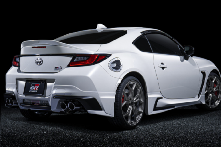 Gazoo Racing không công bố chính xác thông số của 2 phiên bản nâng cấp này. Toyota GR 86 2021 tiêu chuẩn sở hữu động cơ boxer 4 xi-lanh 2.4L hút khí tự nhiên, công suất 235 mã lực và mô-men xoắn 250 Nm. Khách hàng có thể lựa chọn giữa hộp số sàn 6 cấp và hộp số tự động 6 cấp. Sức mạnh của xe được truyền xuống cầu sau. Tại Mỹ, giá xe Toyota GR 86 tiêu chuẩn được dự đoán có mức bán ra từ 30.000 USD trở lên, đắt hơn phiên bản tiêu chuẩn của dòng xe cơ bắp Ford Mustang.