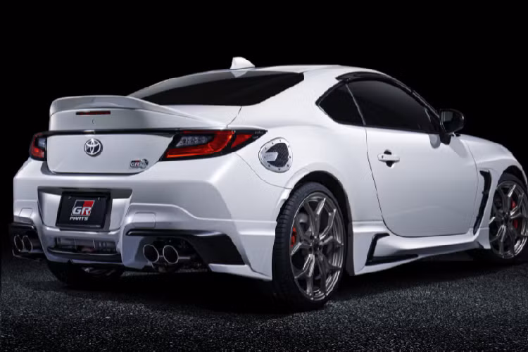 Gazoo Racing không công bố chính xác thông số của 2 phiên bản nâng cấp này. Toyota GR 86 2021 tiêu chuẩn sở hữu động cơ boxer 4 xi-lanh 2.4L hút khí tự nhiên, công suất 235 mã lực và mô-men xoắn 250 Nm. Khách hàng có thể lựa chọn giữa hộp số sàn 6 cấp và hộp số tự động 6 cấp. Sức mạnh của xe được truyền xuống cầu sau. Tại Mỹ, giá xe Toyota GR 86 tiêu chuẩn được dự đoán có mức bán ra từ 30.000 USD trở lên, đắt hơn phiên bản tiêu chuẩn của dòng xe cơ bắp Ford Mustang.