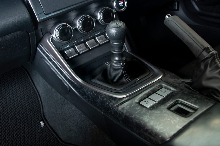  Phiên bản thứ 2 có thiết kế nhẹ nhàng hơn khi chỉ thay đổi một số chi tiết nhỏ ở cản trước. Lưới tản nhiệt vẫn là loại mắt cáo tiêu chuẩn trên GR 86. Các hốc bánh cũng được làm rộng ra, đi kèm là ốp hông thể thao. Xe vẫn được trang bị bộ mâm đúc bằng hợp kim nhôm kích thước 19 inch. Cản sau của phiên bản này không bị cắt xẻ nhiều.