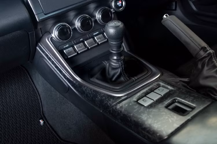  Phiên bản thứ 2 có thiết kế nhẹ nhàng hơn khi chỉ thay đổi một số chi tiết nhỏ ở cản trước. Lưới tản nhiệt vẫn là loại mắt cáo tiêu chuẩn trên GR 86. Các hốc bánh cũng được làm rộng ra, đi kèm là ốp hông thể thao. Xe vẫn được trang bị bộ mâm đúc bằng hợp kim nhôm kích thước 19 inch. Cản sau của phiên bản này không bị cắt xẻ nhiều.