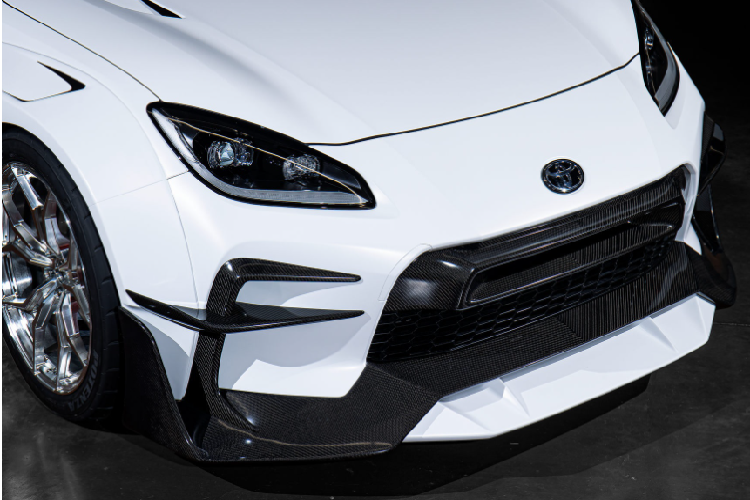 Phần đầu xe thay đổi hoàn toàn bởi các hốc gió kích thước lớn, mang cá khí động học, ốp cản trước... Các chi tiết trên được làm từ sợi carbon.