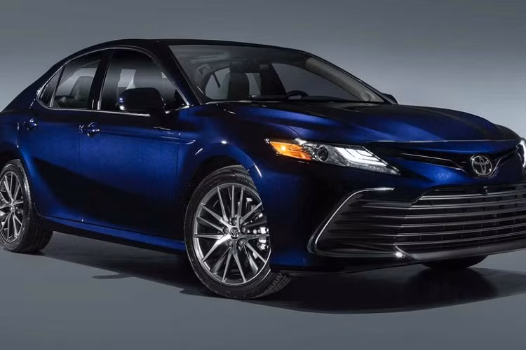  Sedan cỡ vừa giá 25.000-35.000 USD – Toyota Camry Xe sedan cỡ vừa có thể không còn phổ biến như những năm trước, nhưng Camry vẫn là một sản phẩm đỉnh cao trong phân khúc này. Nhà sản xuất xe Nhật Bản cũng cung cấp rất nhiều biến bản khác nhau, như hybrid, phiên bản dẫn động AWD, và TRD thể thao. Đời xe năm 2021 có nhận được chút nâng cấp nhỏ bao gồm các cải tiến đối với công nghệ hỗ trợ an toàn.