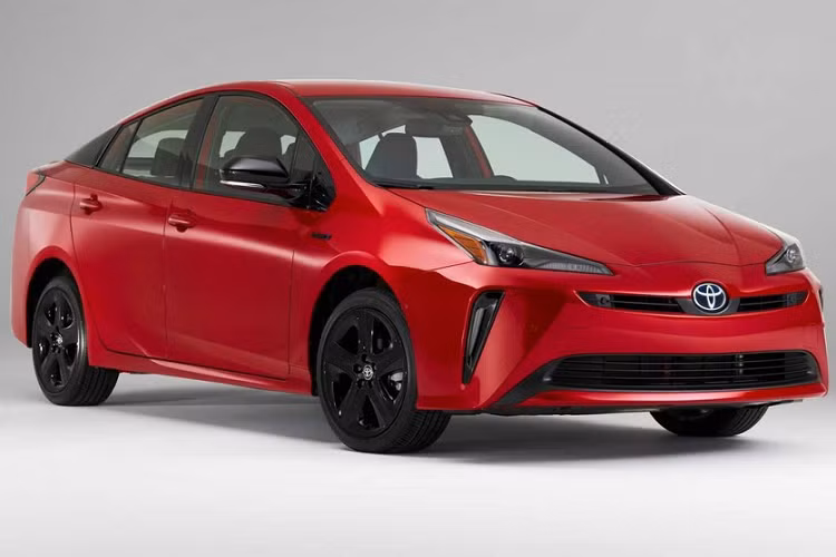  Xe hybrid giá 25.000-35.000 USD – Toyota Prius Ngày nay, thị trường Mỹ có rất nhiều mẫu xe hybrid, nhưng Consumer Reports vẫn xếp hạng Toyota Prius đáng kính là cái tên tốt nhất trong tầm giá của nó. Đối với mẫu năm 2019, Toyota thậm chí còn giới thiệu một phiên bản dẫn động AWD cho những người yêu thích phương tiện này nhưng muốn có thêm một chút lực kéo.