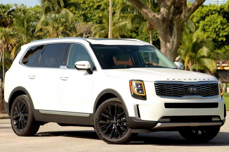  Crossover cỡ vừa 3 hàng ghế giá 35.000 USD-45.000 USD – Kia Telluride Kia Telluride là một mẫu xe được đánh giá cao với các giải thưởng cao quý bao gồm “World Car of the Year” và “North American Utility of the Year”. Consumer Reports rõ ràng cũng thích nó đến mức cho vào danh sách xe tốt nhất của năm 2021. Đối với đời xe năm 2021, giá của nó sẽ tăng nhẹ.