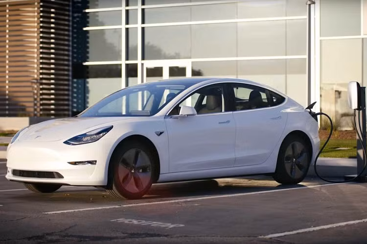  Xe điện giá 45.000-55.000 USD – Tesla Model 3 CR cảm thấy rất ấn tượng với Tesla Model 3, đặc biệt là khả năng gia tốc, xử lý và màn hình cảm ứng khổng lồ của mẫu xe điện hoàn toàn này. Để khiến mẫu xe ấn tượng hơn nữa, nhà sản xuất xe Mỹ vừa giảm giá sàn 1.000 USD. Ngoài ra trong các cập nhật gần đây, nó cũng mới nhận được một cụm pin có dung lượng cao hơn.