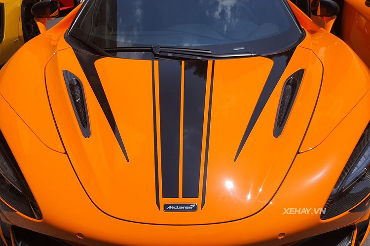 Được biết, siêu phẩm McLaren 720S Spider này là món quà được chồng ca sĩ Đoàn Di Băng dành tặng cho cô. McLaren 720S Spider được xây dựng trên cấu trúc khung sợi carbon Monocage II-S - phát triển từ Monocage II của người anh em coupe. Hệ thống khí động học dưới gầm xe cũng đã được sửa đổi để đảm bảo nó tương thích với phần thân sau mới và cánh gió đuôi chủ động thể thao (có thiết lập chuyển động khác với chiếc coupe).