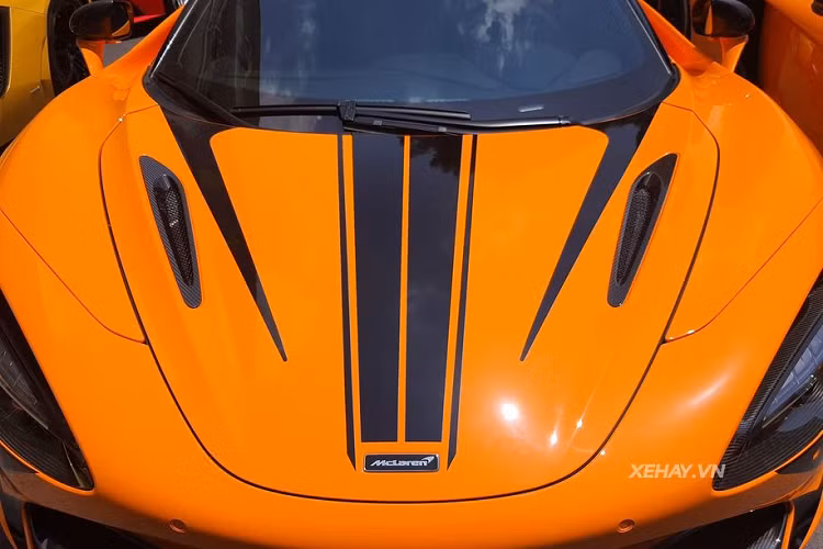 Được biết, siêu phẩm McLaren 720S Spider này là món quà được chồng ca sĩ Đoàn Di Băng dành tặng cho cô. McLaren 720S Spider được xây dựng trên cấu trúc khung sợi carbon Monocage II-S - phát triển từ Monocage II của người anh em coupe. Hệ thống khí động học dưới gầm xe cũng đã được sửa đổi để đảm bảo nó tương thích với phần thân sau mới và cánh gió đuôi chủ động thể thao (có thiết lập chuyển động khác với chiếc coupe).