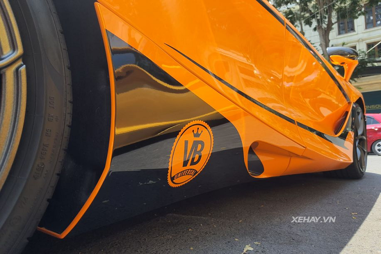 So với biến thể 720S Coupe, sự khác biệt lớn nhất trong thiết kế của 720S Spider chính là phần mui cứng có thể thu vào, các cửa sổ sau chỉnh điện và các cột trụ mới. Ngoài ra, McLaren 720S Spider có trọng lượng khô là 1.322kg, nặng hơn 49kg so với coupe bởi vì hệ thống mui cứng và phần chứa mui. Đặc biệt, phần mui này có thể hoạt động ở tốc độ lên tới 50 km/h, hơn hẳn 650 Spider (phạm vi 30 km/h) và cũng hoạt động êm ái gấp đôi so với Super Series mui trần thế hệ đầu tiên.