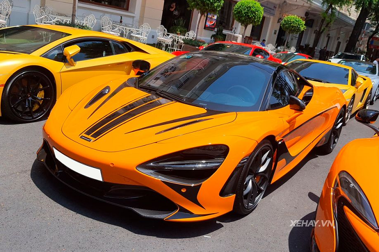 "Trái tim" của McLaren 720S Spider là khối động cơ xăng tăng áp kép V8 4.0 lít sản sinh công suất 710 mã lực và 769Nm mô-men xoắn cực đại, tương tự như phiên bản Coupe, đi kèm là hộp số tự động tuần tự 7 cấp giúp xe chỉ cần 2,9 giây để tăng tốc từ 0 - 100 km/h. Tốc độ tối đa của xe đạt 325 km/h. Mức giá xe McLaren 720S Spider khi mới về Việt Nam vào năm ngoái có mức bán ra tới hơn 23 tỷ đồng.