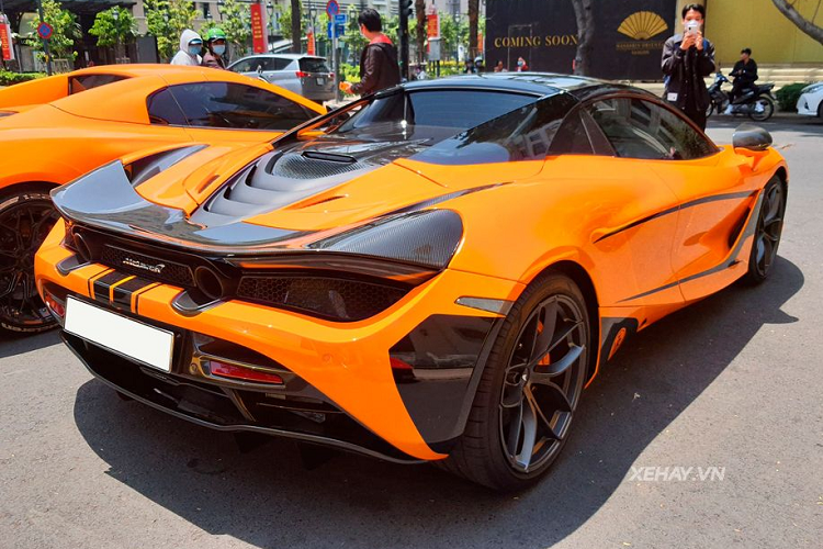 Ở khu vực thân xe, chiếc McLaren 720S Spider này được tuỳ chọn bộ mâm 5 chấu kép kích cỡ 20 inch sơn màu xám khói đẹp mắt, kết hợp cùng cùm phanh trùng với màu thân xe mang đến phong cách “tone sur tone” đặc biệt cho siêu xe Anh Quốc.