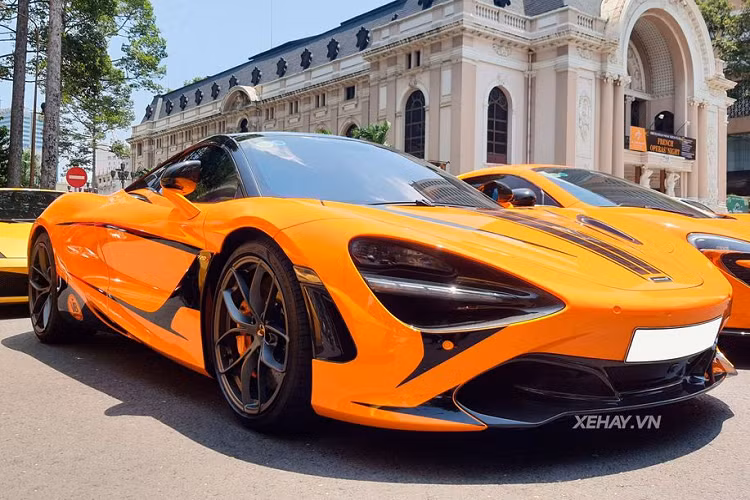 So với những chiếc siêu xe McLaren 720S Spider đang có mặt trong nước, chiếc 720S Spider này nổi bật hơn không chỉ nhờ "bộ cánh" màu cam rực rỡ mà còn ở trang bị cánh gió đuôi xe được làm từ sợi carbon. Đây cũng là một trong những trang bị cực hiếm trên các mẫu McLaren tại Việt Nam hiện nay.