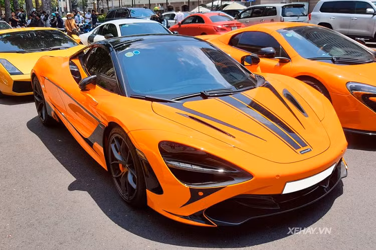  Siêu phẩm McLaren 720S Spider chính thức về tay ca sĩ Đoàn Di Băng từ hồi cuối tháng 10/2020 vừa qua. Đây là chiếc 720S Spider thứ 2 tại Việt Nam Nam sở hữu nước sơn ngoại thất màu cam nổi bật và được một đơn vị nhập xe tư nhân ở Hà Nội đưa về nước.