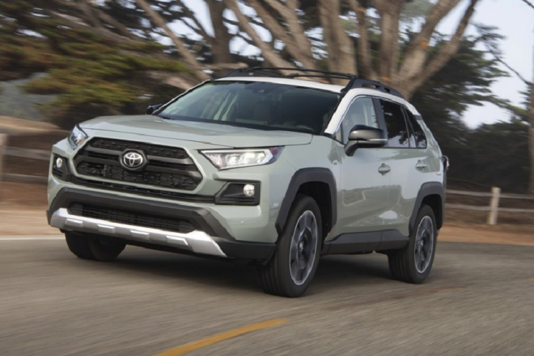  4. Toyota RAV4 (430.387 xe) RAV4 tăng doanh số trong ba tháng đầu năm 2020. Tuy nhiên, những ảnh hưởng của đại dịch vẫn quá lớn nên mẫu xe này kết năm với doanh số giảm nhẹ 4%. Toyota RAV4 cũng chính thức trở thành mẫu xe con bán chạy nhất tại Mỹ trong năm 2020 (trừ bán tải). 