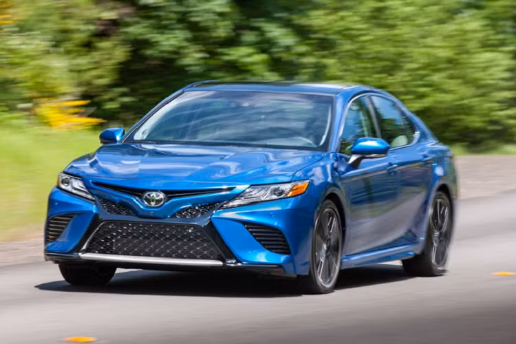  6. Toyota Camry (294.348 xe) Camry không chỉ được yêu thích tại Việt Nam mà còn ở thị trường Mỹ. Tuy nhiên, về doanh số thì Camry tại Việt Nam chỉ là số lẻ so với tại Mỹ. Trong năm 2020, mẫu xe này đã bán đến 294.348 xe, mặc dù đã giảm 13% so với năm 2019. 