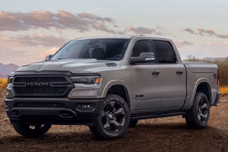  3. Ram Pickup (563.676 xe) Xe bán tải vẫn là dòng xe thống trị nước Mỹ. Ram pickup dù đã giảm 11% doanh số so với năm 2019 nhưng mẫu xe này vẫn ghi nhận hơn nửa triệu xe bán ra. 