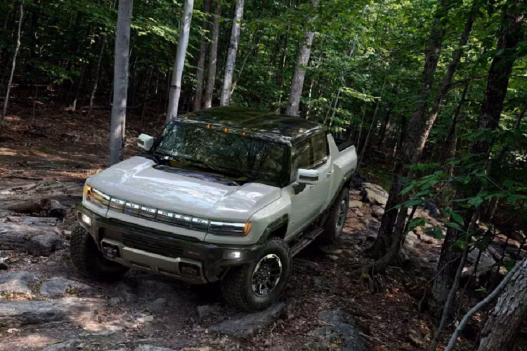 Ngoài mức giá xe GMC Hummer EV khủng, một chiếc Ford Bronco 2 cửa số VIN 001 đời 2021 cũng đã được bán với giá 1,075 triệu USD (hơn 24 tỷ đồng). Hôm thứ Sáu trước, mẫu bán tải Ram 1500 TRX Launch Edition đầu tiên cũng đã được bán đấu giá với giá 410.000 USD (hơn 9,4 tỷ đồng), cùng lúc với chiếc Ford Mustang Mach 1 Fastback VIN 001 2021 có giá 500.000 USD (11,48 tỷ đồng). Toàn bộ tiền bán được đều được quyên góp cho các tổ chức thiện nguyện và môi trường.