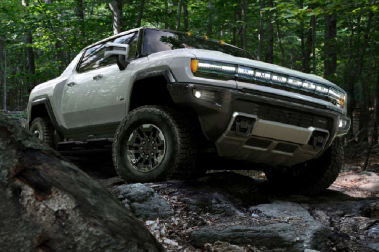 Mẫu xe bán tải GMC Hummer EV được hãng xe Mỹ tung ra vào tháng 10 năm ngoái và ngay lập tức cháy hàng chỉ sau 10 phút mở bán. Theo đó, phiên bản Edition 1 có giá khởi điểm từ 112.595 USD (khoảng 2,58 tỷ đồng). GMC dự kiến sẽ ra mắt thêm phiên bản 3X vào mùa thu năm 2022 với giá khiêm tốn hơn chỉ từ 99.995 USD.