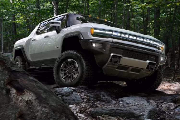 Mẫu xe bán tải GMC Hummer EV được hãng xe Mỹ tung ra vào tháng 10 năm ngoái và ngay lập tức cháy hàng chỉ sau 10 phút mở bán. Theo đó, phiên bản Edition 1 có giá khởi điểm từ 112.595 USD (khoảng 2,58 tỷ đồng). GMC dự kiến sẽ ra mắt thêm phiên bản 3X vào mùa thu năm 2022 với giá khiêm tốn hơn chỉ từ 99.995 USD.