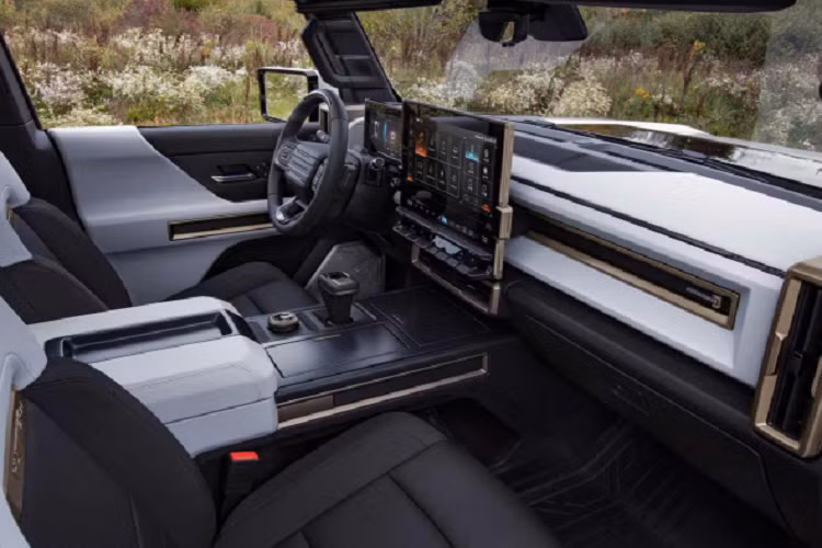 Ở thời điểm ra mắt, GMC Hummer EV đã khiến công chúng ngạc nhiên với những thông số ấn tượng của mình trong phân khúc siêu bán tải điện. Cùng với hệ thống truyền động điện 1.000 mã lực, mẫu bán tải có momen xoắn cực đại ước tính 15.592 Nm. GMC Hummer EV Edition 1 có phạm vi di chuyển thuần điện lên đến 562km. Kỹ sư Hiệu suất xe điện của Hummer, Todd Hubbard nhắm tới việc thiết lập nên các tiêu chuẩn cho xe bán tải chạy bằng pin điện với hàng loạt tính năng thông minh.