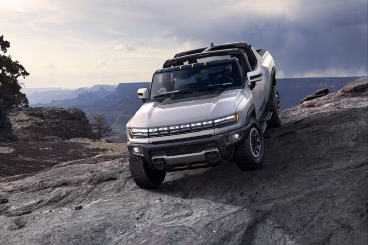 GMC sẽ tiếp tục tấn công phân khúc bán tải để chiều lòng khách hàng ở Mỹ. Nhà sản xuất ôtô Mỹ dự kiến sẽ tiết lộ một biến thể SUV của siêu xe tải này vào ngày 3/4/2021 tới.