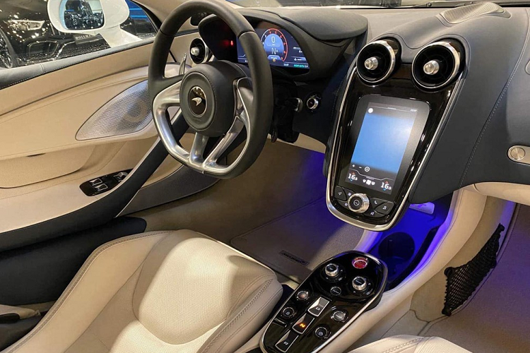 Siêu xe McLaren GT được định vị trên phân khúc của 570S nhưng dưới McLaren 720S, mẫu xe này sẽ cạnh tranh trực tiếp với Aston Martin DB11 và Bentley Continental GT mới. Thú vị là cả Bentley Continental GT và Aston Martin DB11 đều đã có mặt tại Việt Nam qua diện phân phối chính hãng, còn chiếc McLaren GT này đã được một công ty nhập khẩu trong nước quyết đoán mang về nước để tìm khách hàng đầu tiên tại Việt Nam sở hữu.