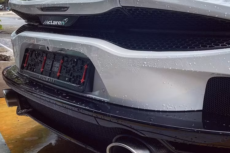 Mới đây, một người chuyên mua bán siêu xe tại Sài thành đã bất ngờ hé lộ hình ảnh về một chiếc siêu xe McLaren mới toanh đã về đến Việt Nam. Hình ảnh chụp lại cho thấy nửa phân đuôi xe nhưng không quá khó để giới mê xe nhận ra đây chính là siêu xe McLaren GT. Như vậy, sau khi đã chơi McLaren 570S, McLaren 650S Spider, McLaren 720S, McLaren 720S Spider và siêu phẩm McLaren Senna, giới nhà giàu Việt cũng đã nhập về nước mẫu xe mới tinh trong phân khúc xe Grand Touring.