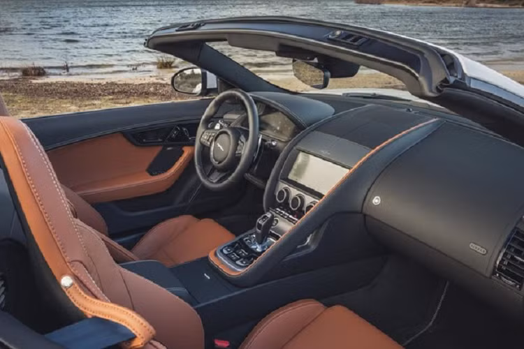 Nội thất của xe nổi bật với da bọc cao cấp cùng nhiều chi tiết ốp crôm. Logo "Jaguar Est. 1935" xuất hiện trên bảng điều khiển trung tâm và ngăn chứa đồ trên táp-lô nhằm tôn vinh lịch sử của thương hiệu xe Anh. Tất cả các bản trang bị của F-Type 2022 đều sử dụng đồng hồ là màn hình kỹ thuật số 12.3 inch có khả năng hiệu chỉnh để hiển thị bản đồ hoặc các chế độ điều khiển.