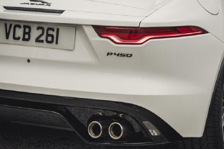 Về ngoại hình, Jaguar F-Type thế hệ mới không đổi do xe mới được nâng cáp trong năm ngoái, xe được trang bị sẵn bộ lazăng 20 inch giúp tăng vẻ thể thao hiện đại cần có. Điểm mới trên xe là cụm đèn pha LED có thiết kế mảnh, nắp capô hơi gồ lên và đèn hậu gọn gàng. Xe có đến 11 tùy chọn màu sơn tiêu chuẩn và 12 tùy chọn sơn SVO đặc biệt.