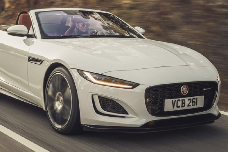 Xe sở hữu động cơ V8 5.0L sản sinh công suất 444 mã lực và mômen xoắn cực đại 580 Nm. Sức mạnh này cho phép xe tăng tốc từ 0 lên 100 km/h trong 4,4 giây và có vận tốc tối đa 285 km/h. Mạnh mẽ nhất trong dòng F-Type là bản trang bị F-Type R với động cơ V8 tương tự, nhưng được hiệu chỉnh để mang đến công suất 575 mã lực và mômen xoắn cực đại 700 Nm, qua đó giúp xe tăng tốc từ 0 lên 100 km/h trong 3,5 giây và tốc độ tối đa 300 km/h.