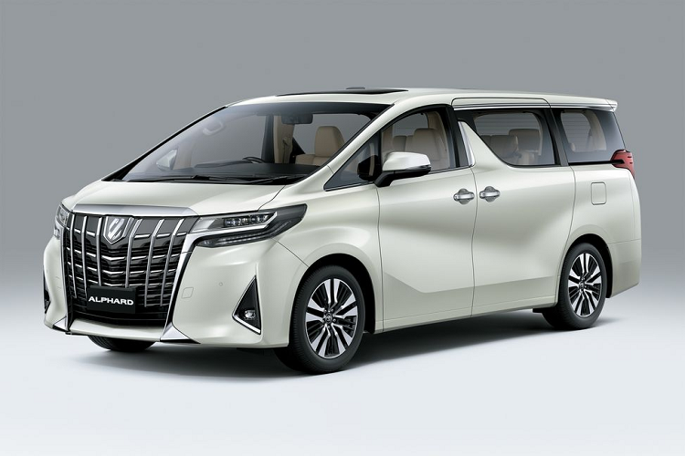  2. Toyota Alphard (Giá 4,240 tỷ đồng) Được đặt biệt danh "Chuyên cơ mặt đất", Alphard là mẫu MPV hạng sang Toyota được rất nhiều doanh nhân, đại gia tại Việt Nam ưa chuộng nhờ không gian rộng lớn, tiện ích đầy đủ và khả năng vận hành bền bỉ. Toyota Alphard hiện đang được bán ra tới người dùng trong nước thuộc phiên bản mới nhất 2021 với nhiều bổ sung về mặt trang bị, trong đó tiêu biểu là gói an toàn Toyota Safety Sense.