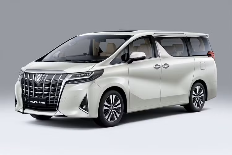  2. Toyota Alphard (Giá 4,240 tỷ đồng) Được đặt biệt danh "Chuyên cơ mặt đất", Alphard là mẫu MPV hạng sang Toyota được rất nhiều doanh nhân, đại gia tại Việt Nam ưa chuộng nhờ không gian rộng lớn, tiện ích đầy đủ và khả năng vận hành bền bỉ. Toyota Alphard hiện đang được bán ra tới người dùng trong nước thuộc phiên bản mới nhất 2021 với nhiều bổ sung về mặt trang bị, trong đó tiêu biểu là gói an toàn Toyota Safety Sense.