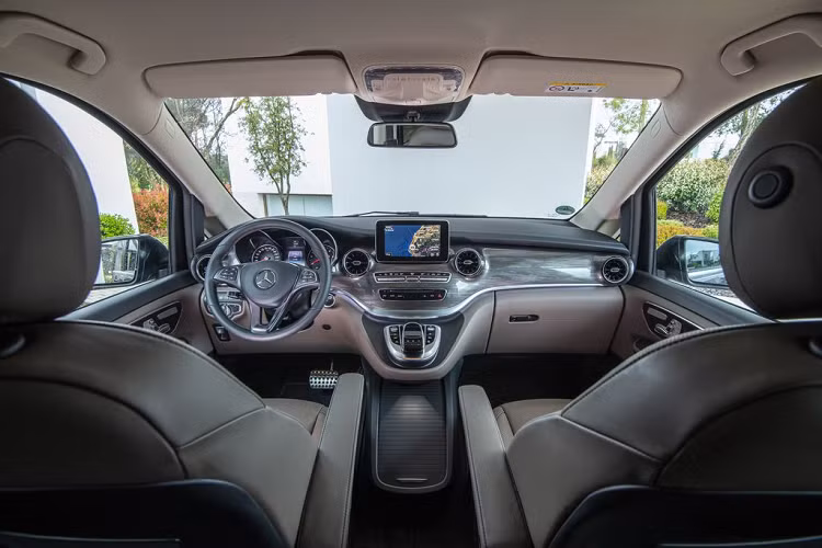 Các trang bị tiện nghi nổi bật của V-Class (V 250 AMG) bao gồm 2 ghế thương gia (có chức năng massage, đệm đỡ chân, chỉnh điện... hệ thống âm thanh Burmester 15 loa công suất 640 watt, Camera 360, tủ lạnh thể tích 3,2 lít và khay để cốc có chức năng điều chỉnh 2 mức nhiệt độ nóng/lạnh, toàn bộ kính xe là loại cách nhiệt cao cấp, đèn viền nội thất...