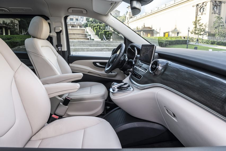 Mercedes-Benz V-Class có 2 tuỳ chọn về chỗ ngồi, bao gồm bản 7 chỗ và bản 6 chỗ, tương ứng cho 2 phiên bản V 250 Luxury và V 250 AMG. Khoang nội thất của V-Class nói chung được bao phủ bởi các vật liệu cao cấp như da, gỗ, hợp kim nhôm hay trang trí vân carbon với mức độ hoàn thiện cao.