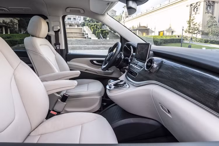 Mercedes-Benz V-Class có 2 tuỳ chọn về chỗ ngồi, bao gồm bản 7 chỗ và bản 6 chỗ, tương ứng cho 2 phiên bản V 250 Luxury và V 250 AMG. Khoang nội thất của V-Class nói chung được bao phủ bởi các vật liệu cao cấp như da, gỗ, hợp kim nhôm hay trang trí vân carbon với mức độ hoàn thiện cao.