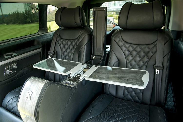 Peugeot Traveller có số đo tổng thể (DxRxC) lần lượt là 5315 x 1935 x 1915 mm đối với phiên bản Luxury và 5315 x 1935 x 2030 mm (chiều cao sau khi gắn mui, nguyên bản chỉ 1915mm) đối với phiên bản Traveller Premium. Xe có chiều dài cơ sở 3275 mm, khoảng sáng gầm xe đạt 170 mm.